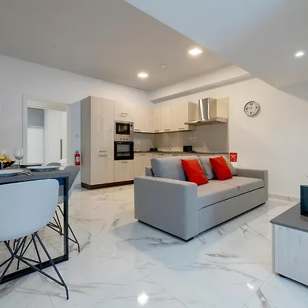 Location 2 Bedroom With Terrace דירה *