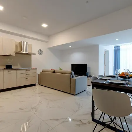 Location 2 Bedroom With Terrace דירה