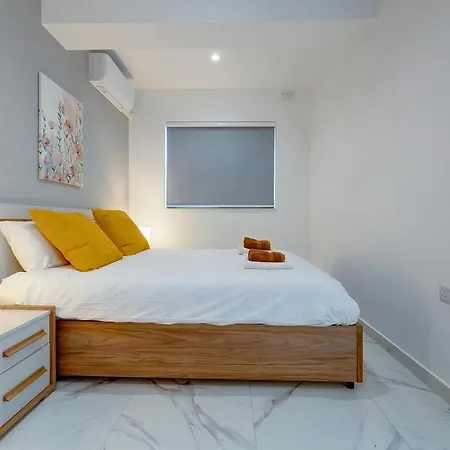 דירה Location 2 Bedroom With Terrace סליאמה