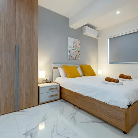 Location 2 Bedroom With Terrace סליאמה