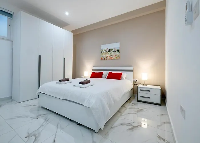 Location 2 Bedroom With Terrace * スリーマ